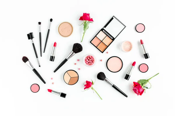 Professionelle dekorative Kosmetik, Make-up-Tools auf weißem Hintergrund. Flache Zusammensetzung Schönheit, Mode. flache Lage, Draufsicht — Stockfoto