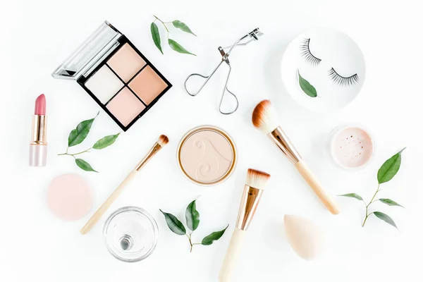 Professionele make-up tools. Make-up gereedschap borstels. Platte samenstelling. tijdschriften, sociale media. Bovenaanzicht. Vlakke plaat. — Stockfoto