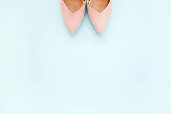 Scarpe con tacco alto da donna rosa pastello su sfondo blu. Lato piatto, vista dall'alto moda alla moda sfondo femminile. Il concetto di blog di bellezza. Look blog di moda. — Foto Stock
