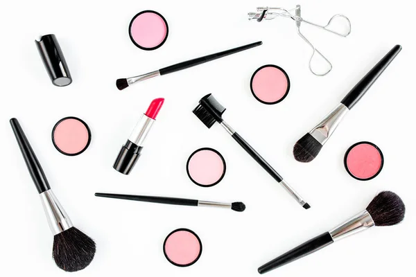 Professionelle dekorative Kosmetik, Make-up-Tools auf weißem Hintergrund. Flache Zusammensetzung Schönheit, Mode. flache Lage, Draufsicht — Stockfoto