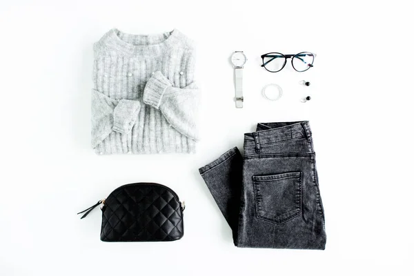 Ropa y accesorios de moda para mujeres. Top view de collage juvenil femenino. Aspecto de estilo femenino laico plano con suéter cálido, jeans, gafas. Vista superior. — Foto de Stock