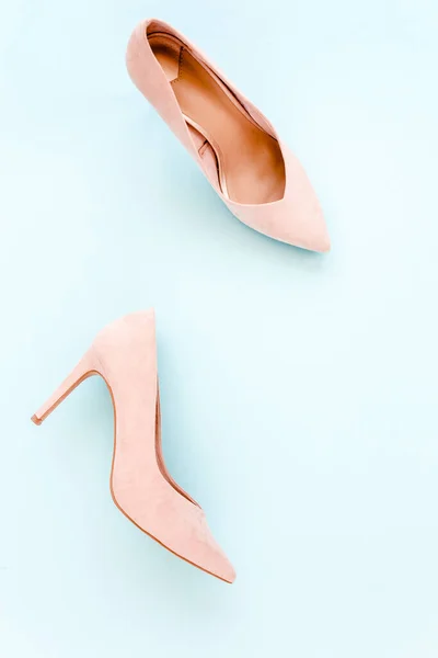 Pastelowe różowe kobiety buty na wysokim obcasie na niebieskim tle. Płaskie świeckie, top view trendy moda kobiece tło. Koncepcja bloga piękna. Wygląd bloga mody. — Zdjęcie stockowe