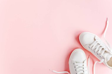 Kadın kıyafetleri ve aksesuarları beyaz arka planda. Modern ve gündelik kıyafetler. Moda, alışveriş ve makyaj konsepti. Düz yatış, üst görünüm. 