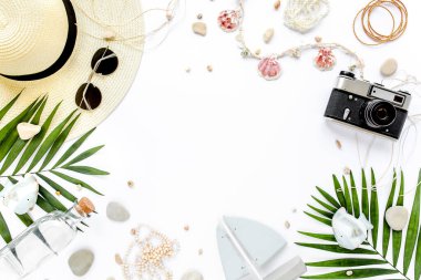Gezgin aksesuarları, beyaz arka planda tropikal palmiye yaprağı dalları. Seyahat tatili konsepti. Yaz dönemi. Yol iskeleti hazır. Düz yatış, üst görünüm.
