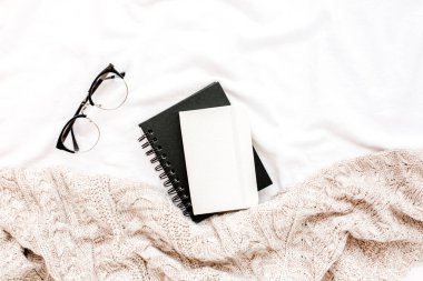 Merkez ofis sıcak ekoseli yatakta. Model kart. Düz yatış, üst görünüm