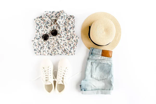 Γυναικεία καλοκαιρινά ρούχα ταξιδεύουν, κολάζ σε λευκό φόντο. Ψάθινο καπέλο, αθλητικά παπούτσια, γυαλιά ηλίου και σορτς. Πάνω άποψη, επίπεδη lay. — Φωτογραφία Αρχείου