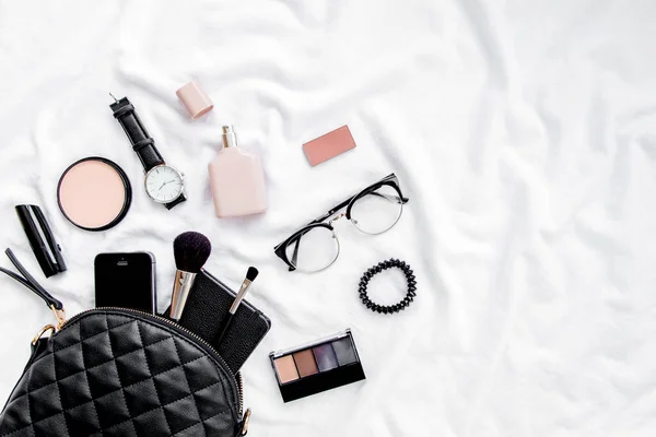 Womens fashion. Black handbag, makeup brushes, cosmetics, sunglasses, accessories on white background. social media. Top view. Flat lay. — Stock Photo, Image