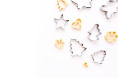 Beyaz arka planda Noel pastası kalıpları. Düz konum, üst görünüm fırın kompozisyonu.