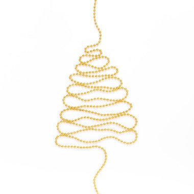 Beyaz zemin üzerinde altın süslemeden yapılmış Noel ağacı ve metin için boş fotokopi alanı. Düz konum, üst görünüm minimum tatil konsepti.