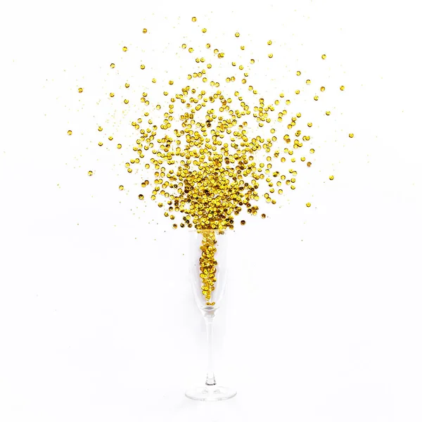 Champagne glazen met gouden confetti knutsel op witte achtergrond. Flat lay, top view feest concept te vieren. — Stockfoto