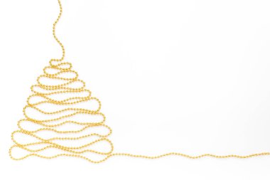 Beyaz zemin üzerinde altın süslemeden yapılmış Noel ağacı ve metin için boş fotokopi alanı. Düz konum, üst görünüm minimum tatil konsepti.