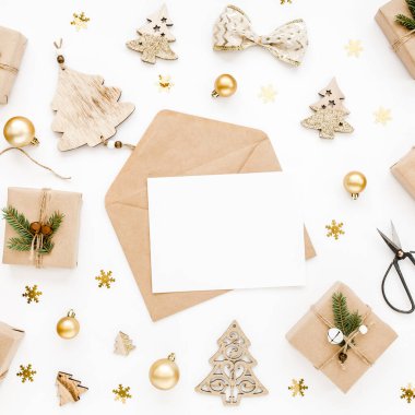 Zarfla süslü masa, boş kart, el işi kutular ve Noel süslemeleri. Düz yatıyordu. Model şablonu. Yukarıdan görüntüle