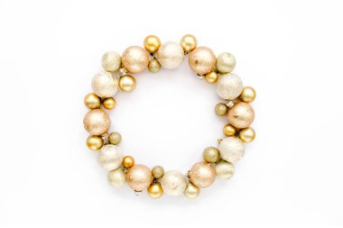 Tatil çerçevesi, şablon yapımı ve beyaz arka planda izole edilmiş altın cam Noel topları. Mutlu noeller. Daire yatıyordu, manzarası iyiydi.