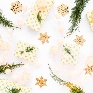 Noel ya da yeni yıl dokusu. Beyaz arka planda altın rengi Noel süsleri. Tatil ve kutlama konsepti. Üst Manzara. Düz yatıyordu