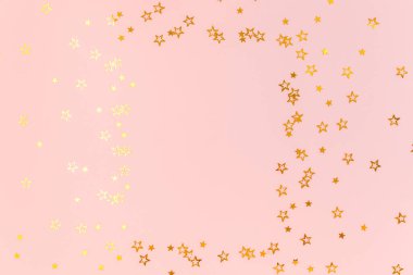 Fotoğraf çerçevesi, yazı için boşluk, pembe arka planda altın konfeti. Renkli bir kutlama. Noel ya da yeni yıl şablonu. Düz yatış, üst görünüm