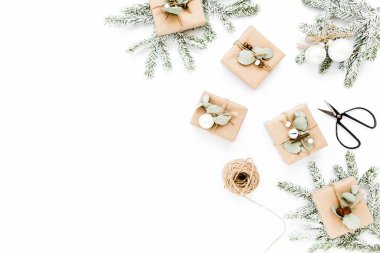 Noel deseni, el işi kutularından ve kardaki yeşil dallardan yapılmış doku. Tatil ve kutlama konsepti. Üst Manzara. Düz yatıyordu