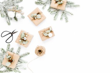 Noel deseni, el işi kutularından ve kardaki yeşil dallardan yapılmış doku. Tatil ve kutlama konsepti. Üst Manzara. Düz yatıyordu