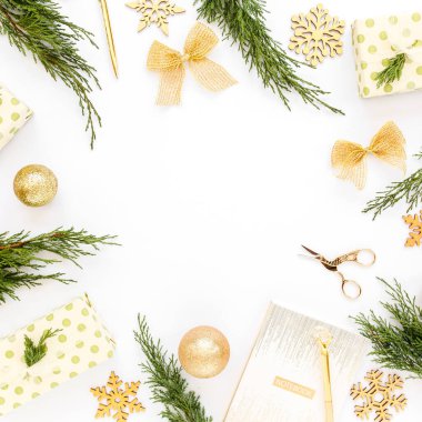 Beyaz zemin üzerinde Noel altın süslemelerinden yapılmış çerçeve ve metin için boş kopya alanı. Tatil ve kutlama konsepti. Üst Manzara. Düz yatıyordu