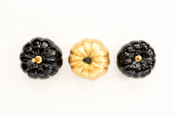 Eleganti decorazioni di Halloween. zucca decorativa nero e oro Halloween isolato su sfondo bianco. Posa piatta, vista dall'alto. — Foto Stock