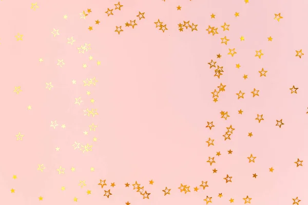 Fotoram mocka upp med utrymme för text, gyllene konfetti på en rosa bakgrund. Färgglatt firande. Jul eller nyårsmönster. Platt ligg, ovanifrån — Stockfoto