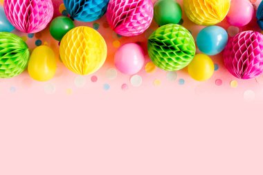 Pembe arka planda balonlar ve konfetiler. Doğum günü, tatil konsepti. Düz yerde, üst tarafta. Doğum günü partisi geçmişi