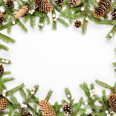 Noel kompozisyonundan yapılmış çerçeve, köknar dalları, beyaz arka planda çam kozalakları. Düz konum, üst görünüm tatil dekorasyonu konsepti.