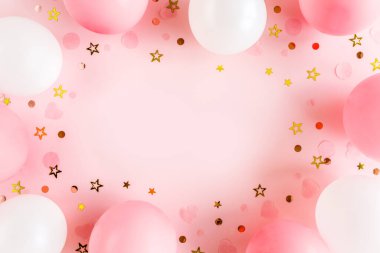 Balonlardan çerçeve ve pembe arka planda konfeti. Sevgililer günü, doğum günü, tatil konsepti. Düz yatış, üst görünüm