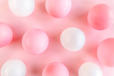 Pembe arka planda balonlar. Sevgililer günü, doğum günü, tatil konsepti. Düz yatış, üst görünüm