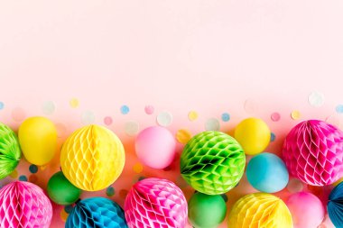 Pembe arka planda balonlar ve konfetiler. Doğum günü, tatil konsepti. Düz yerde, üst tarafta. Doğum günü partisi geçmişi