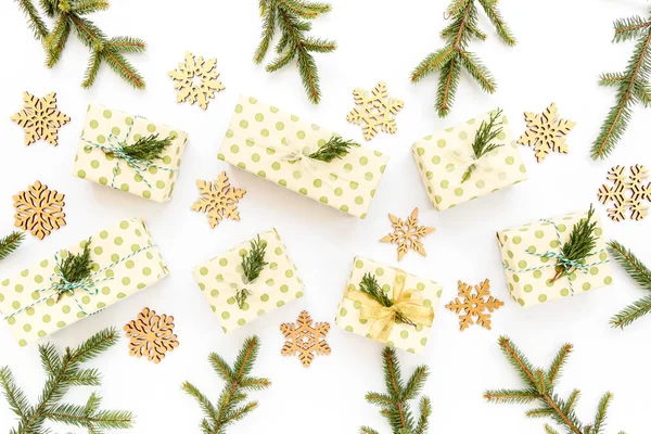 Textura de Natal ou ano novo. Decorações de Natal em cores douradas sobre fundo branco. Conceito de férias e celebração. Vista superior. Depósito plano — Fotografia de Stock