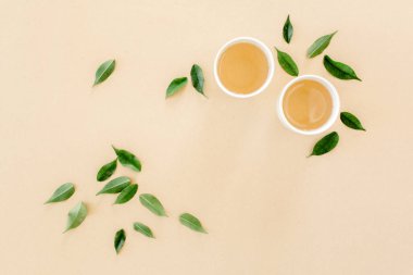 Çay yapraklı taze yeşil çay. Düz yerde, üst tarafta. Çay konsepti