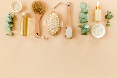 Spa tedavisi konsepti. Doğal, organik kaplıca ürünleri okaliptüs yağı, deniz tuzu, masaj fırçası, okaliptüs yaprağı özü. Spa arkaplanı