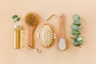 Spa tedavisi konsepti. Doğal, organik kaplıca ürünleri okaliptüs yağı, deniz tuzu, masaj fırçası, okaliptüs yaprağı özü. Spa arkaplanı