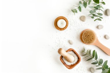 Spa arka planı. Doğal, organik kaplıca ürünleri, çevre dostu banyo aksesuarları, okaliptüs yaprakları. Beyaz arkaplanda cilt konsepti. 
