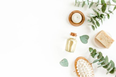 Spa arka planı. Doğal, organik kaplıca ürünleri, çevre dostu banyo aksesuarları, okaliptüs yaprakları. Beyaz arkaplanda cilt konsepti. 