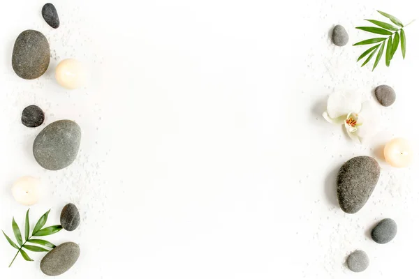 Πέτρες σπα, φύλλα φοίνικα, ορχιδέα, κερί και ζεν σαν γκρι πέτρες σε λευκό φόντο. Επίπεδο lay, πάνω όψη — Φωτογραφία Αρχείου