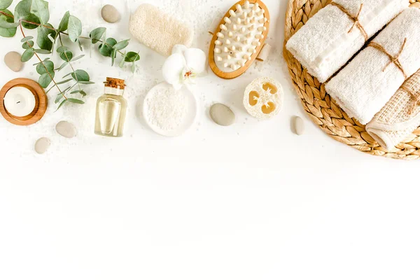 Fondo Spa. Productos cosméticos naturales, ecológicos spa, accesorios de baño ecológicos, hojas de eucalipto. Concepto de cuidado de la piel sobre fondo blanco. — Foto de Stock