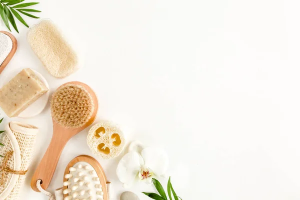 Spa achtergrond. Natuurlijke biologische spa cosmetica producten, eco vriendelijke badkamer accessoires, palmbladeren. Huidverzorging concept op witte achtergrond. Vlakke plaat — Stockfoto