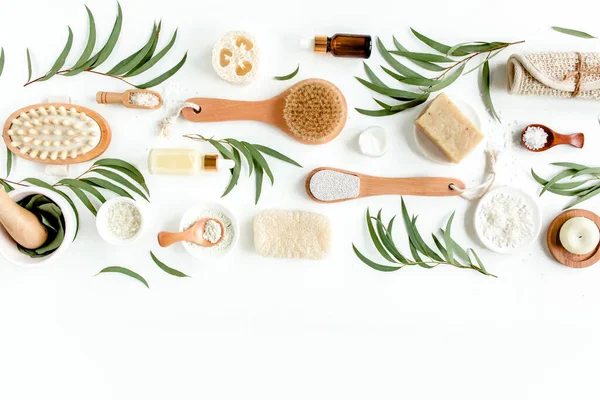 Concetto Spa con olio di eucalipto ed estratto di foglie di eucalipto naturale biologico prodotti cosmetici per il bagno eco friendly. — Foto Stock