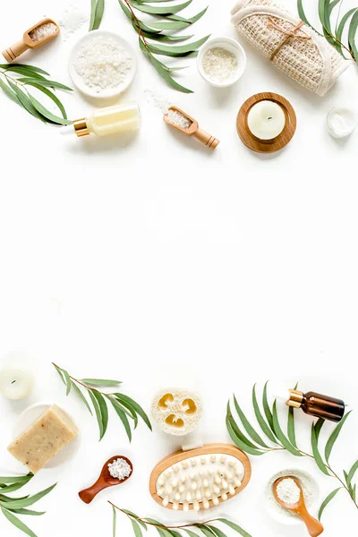 Conceito de spa com óleo de eucalipto e extrato de folha de eucalipto produtos cosméticos orgânicos naturais spa eco friendly banheiro accessories.Skincare conceito — Fotografia de Stock