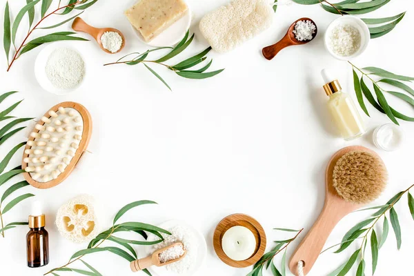 Spa koncepció eukaliptusz olaj és eukaliptusz levél kivonat természetes organikus spa kozmetikai termékek környezetbarát fürdőszoba tartozékok.Skincare koncepció — Stock Fotó