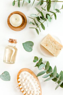 Spa arka planı. Doğal, organik kaplıca ürünleri, çevre dostu banyo aksesuarları, okaliptüs yaprakları. Beyaz arkaplanda cilt konsepti. 