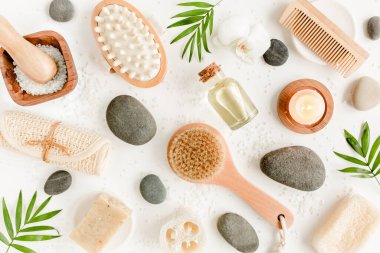 Spa arka planı. Doğal Organik Spa kozmetik ürünleri, çevre dostu banyo aksesuarları, palmiye yaprakları. Beyaz arka planda cilt konsepti. Düz yatıyordu