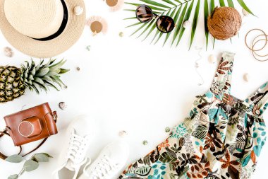 Kadın, yaz sokak tarzı. Kadın aksesuarları. Elbise, hasır şapka, spor ayakkabı, güneş gözlüğü, kamera ve ananas. Üst manzara, düz uzanma.