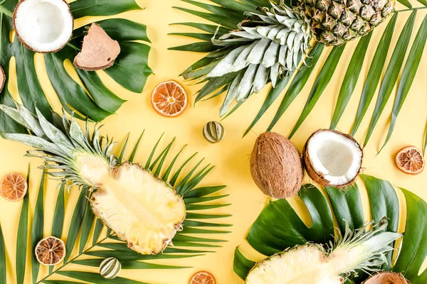 Motif tropical, fond avec des fruits exotiques et des feuilles de palmier tropicale sur fond jaune wite. Couché plat, vue du dessus — Photo