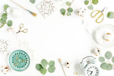 Seramik yaprak canavarlı çalışma alanı, okaliptüs yaprağı, beyaz arka planda aksesuarlar. Düz konum. Üst görünüm