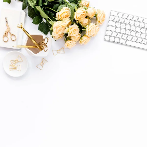 Kobieca przestrzeń robocza z komputerem, kwiaty róż, złote akcesoria, pamiętnik, laptop, okulary na białym tle. Biurko dla kobiet. Widok z góry — Zdjęcie stockowe