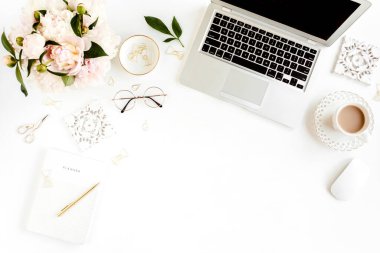 Düz uzanmış kadınların ofis masası. Dizüstü bilgisayarı olan bir kadın çalışma alanı, pembe şakayık buketi, beyaz arka planda aksesuarlar. Üst görünüm kadınsı arkaplan.