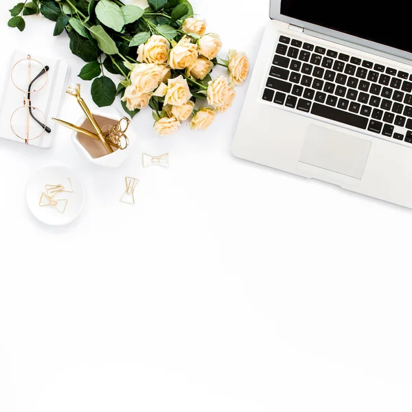 Kobiecy obszar roboczy z laptopem, kwiaty róż, złote akcesoria, pamiętnik, komputer, okulary na białym tle. Biurko dla kobiet. Widok z góry — Zdjęcie stockowe