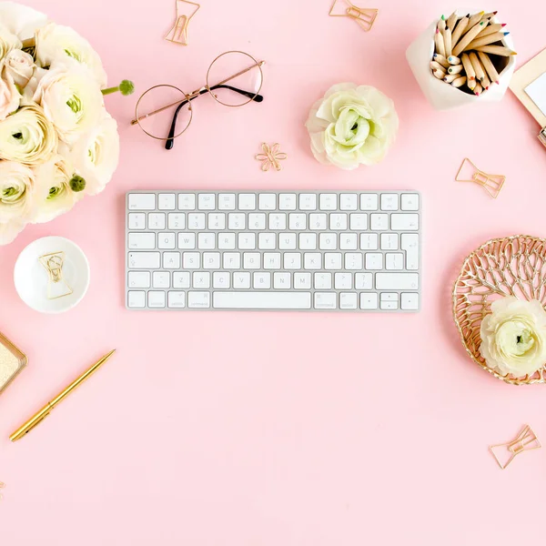 Bergaya, wanita pink meja kantor rumah. Ruang kerja dengan komputer, buket ranunculus dan mawar, papan klip di latar belakang merah muda. Berbaringlah. Tampilan atas. — Stok Foto